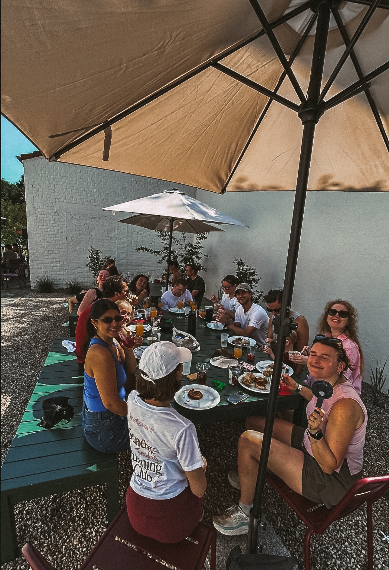 Moment convivial en terrasse