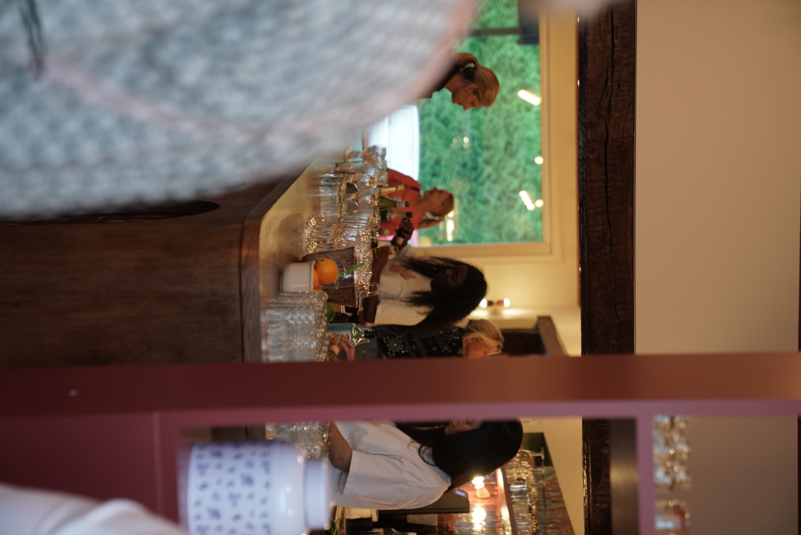 Gezellige drukte aan de bar bij Monday & Co