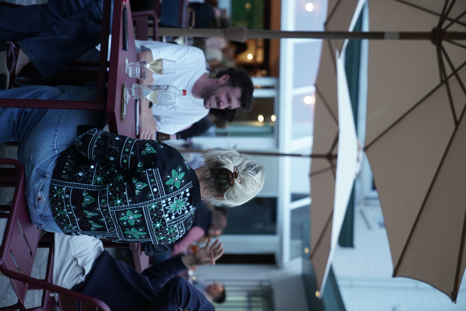 Gasten praten samen op het terras