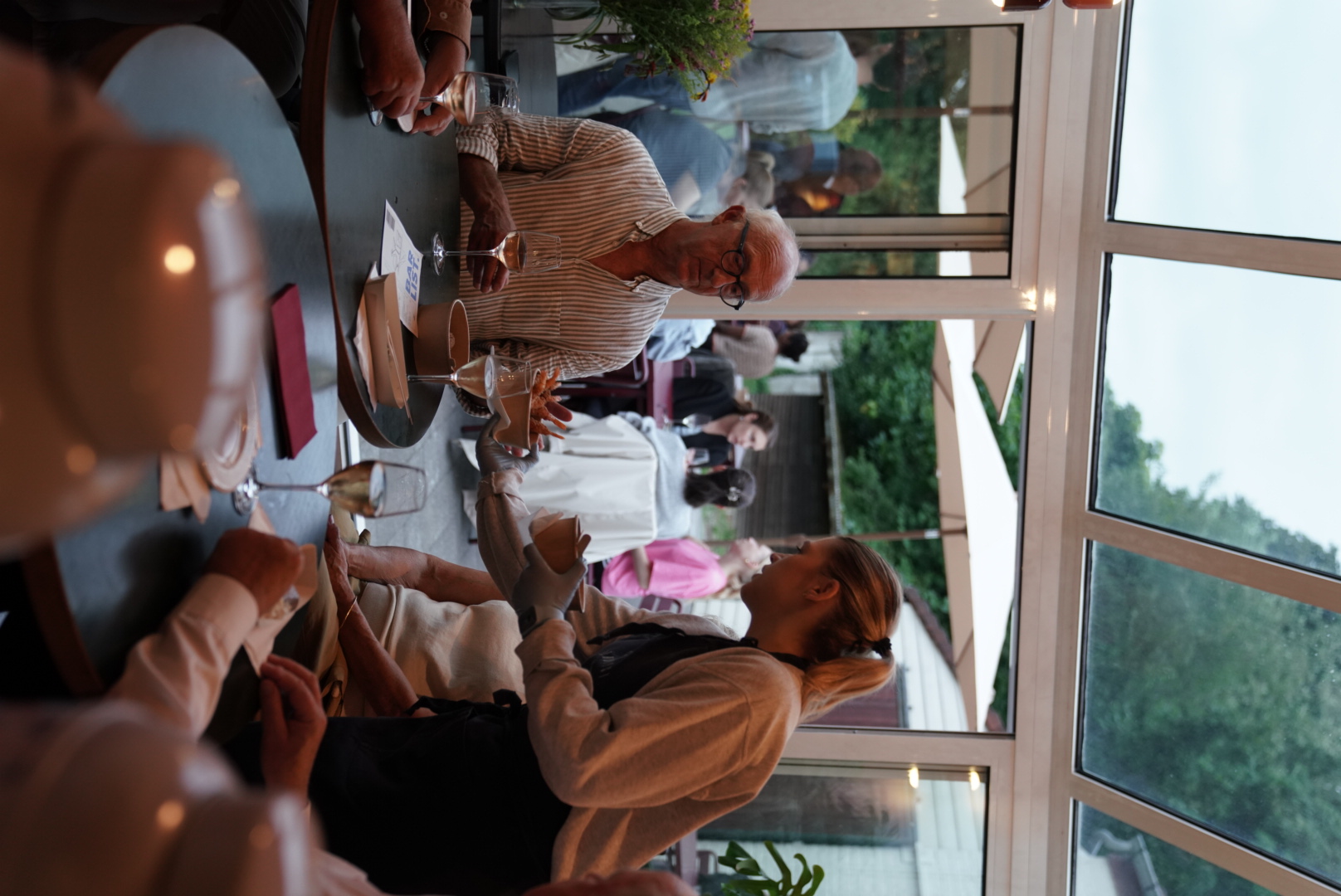 Gasten worden bediend tijdens Social Thursday