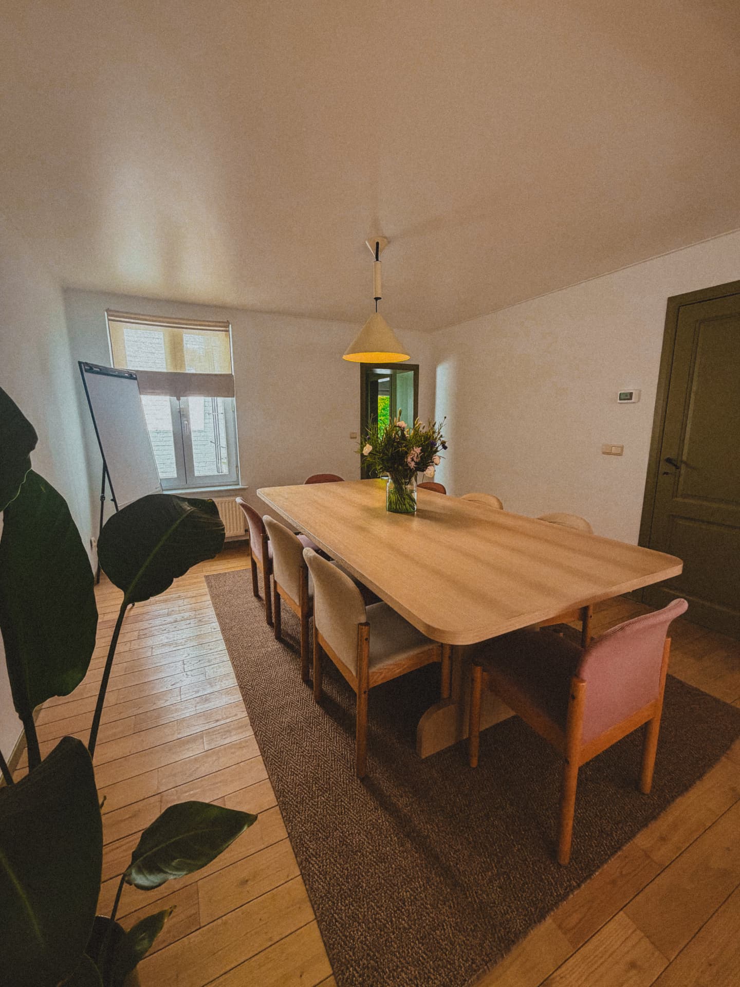 Salle de réunion avec grande table en bois