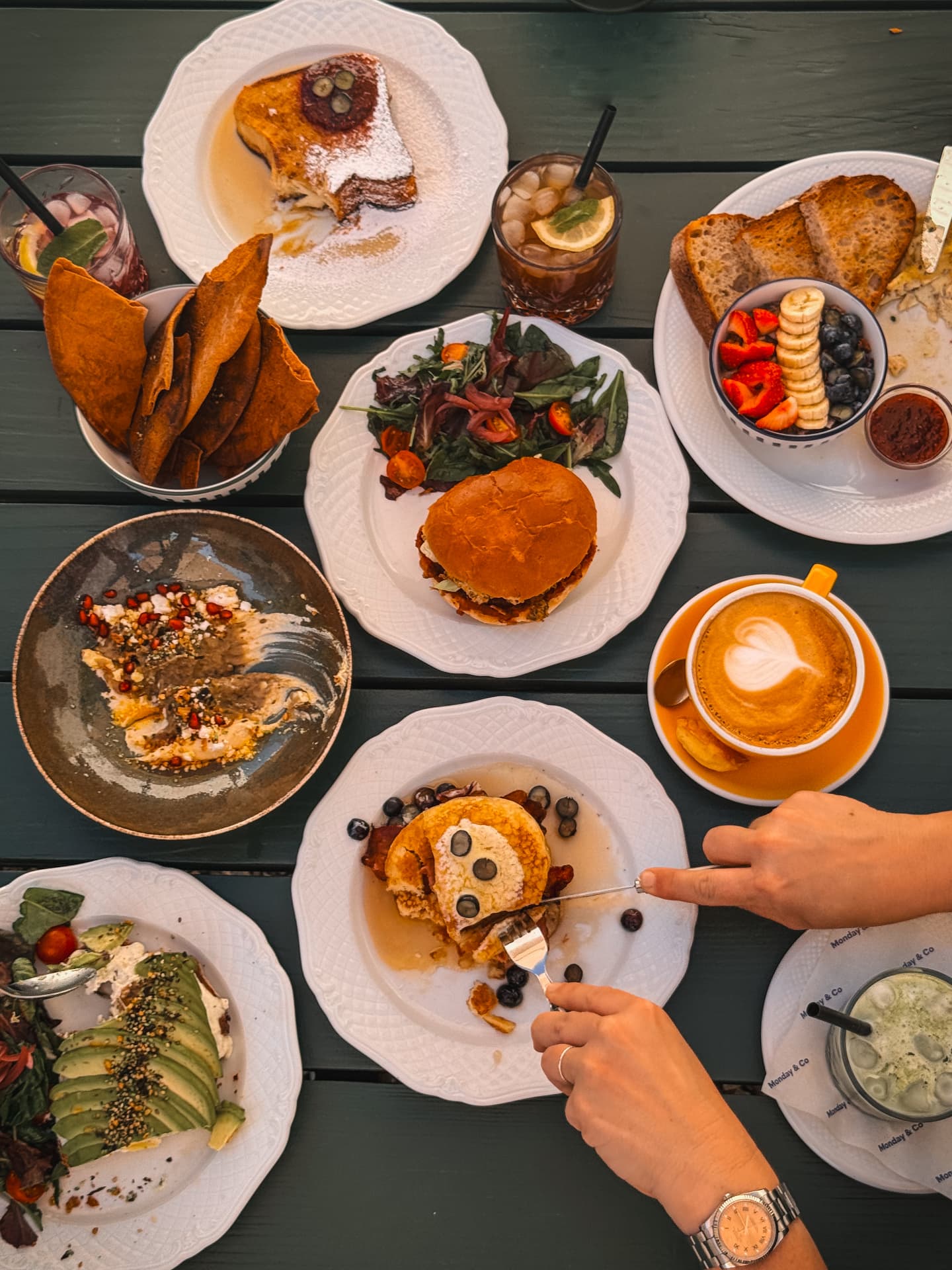 Table de brunch garnie de plats et de café