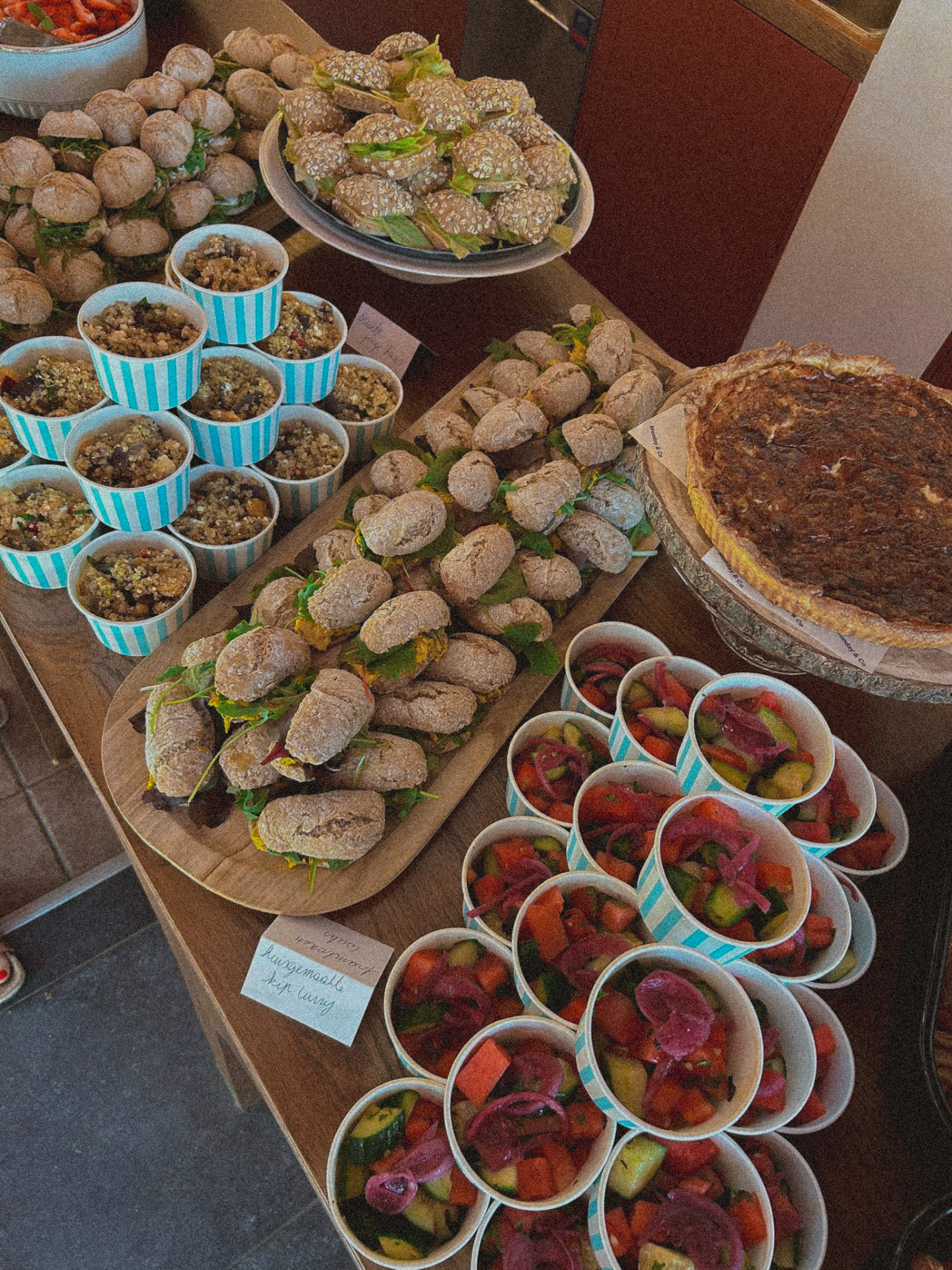 Buffet traiteur avec sandwichs, quiche et salades